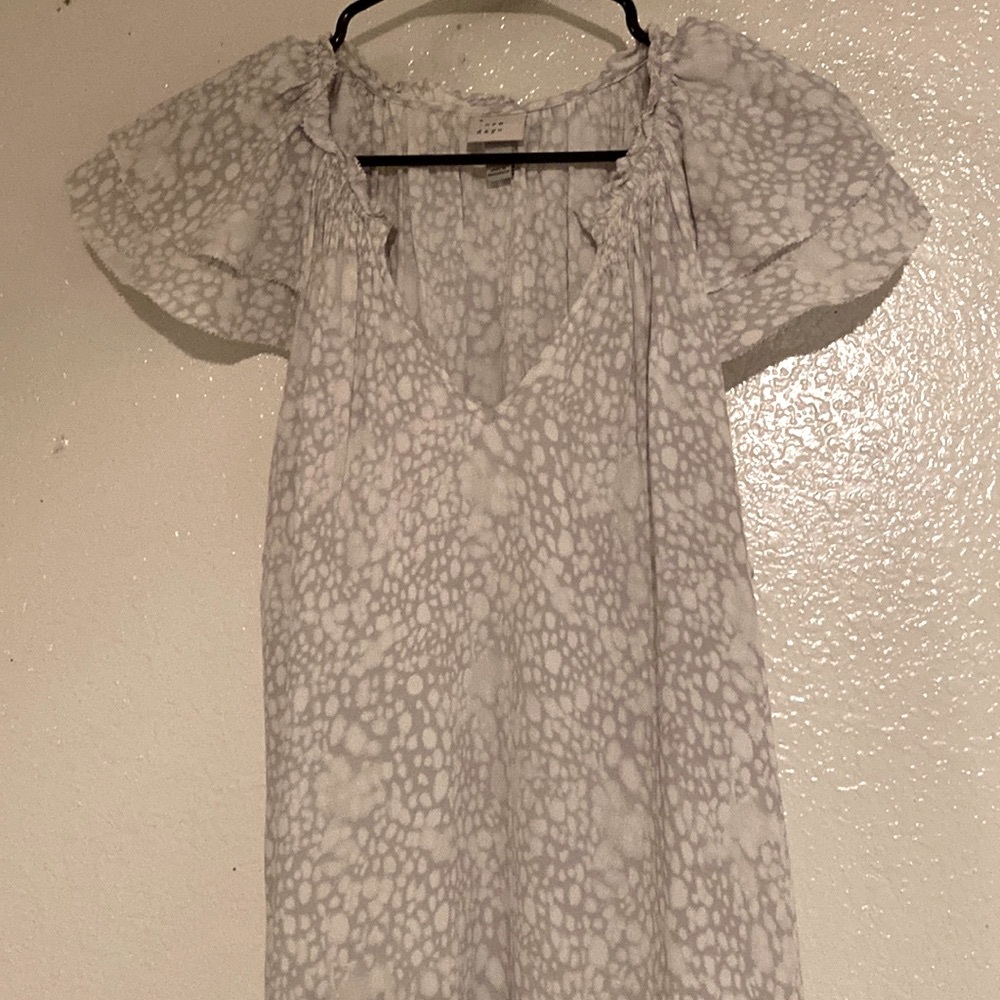 a new day size L, butterfly sleeves, light grey & white v-neck top. Great cond.